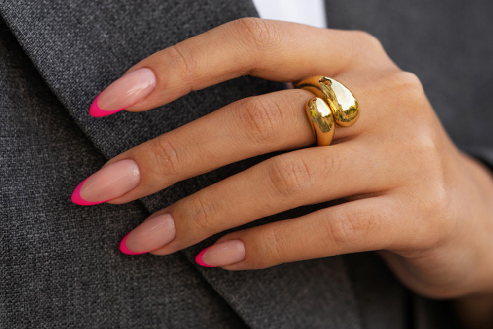 Hand mit eleganten French Nägeln in Pink im Nagelstudio Odelzhausen