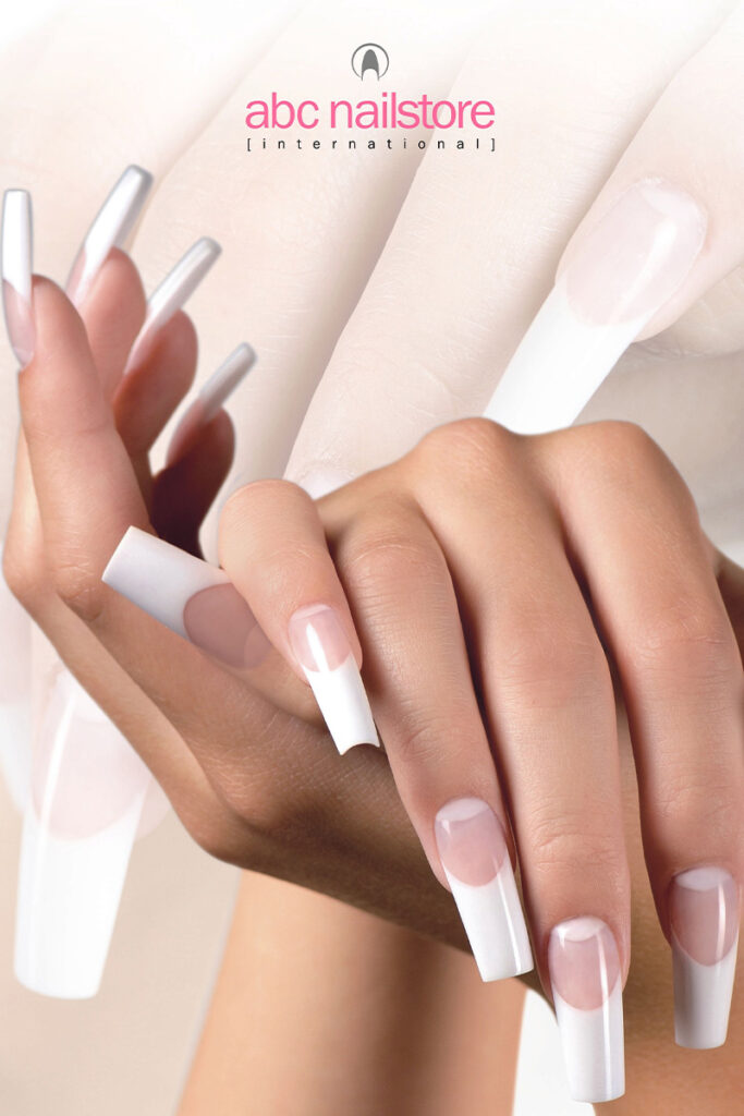 Nahaufnahme von langen French Nails mit weißer Spitze, gestaltet mit Produkten von abc nailstore im Beautyfashion Nagelstudio Odelzhausen.