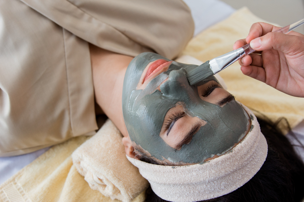 Frau erhält entspannende Gesichtsmaske im Kosmetikstudio Beautyfashion Odelzhausen