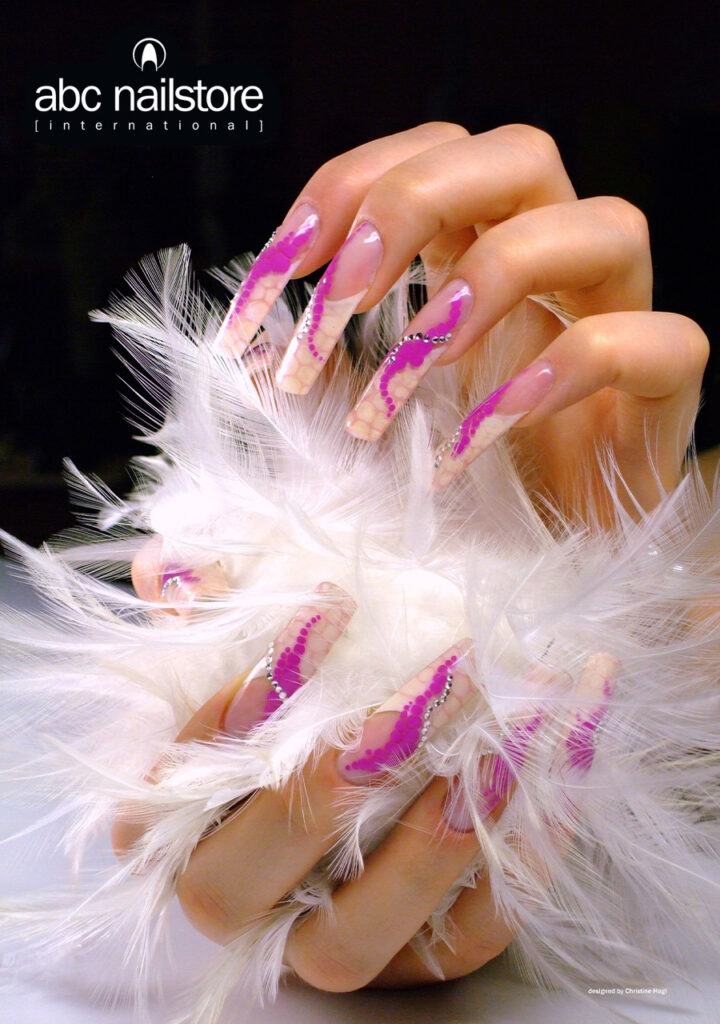 Kreative Nagelmodellage mit rosa Naildesign im Nagelstudio Odelzhausen